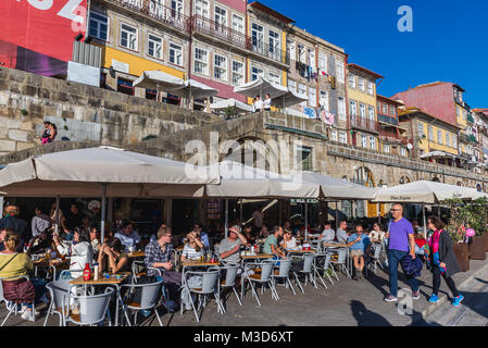 Restaurant im Stadtteil Ribeira Douro River in Porto, die zweitgrößte Stadt in Portugal auf der Iberischen Halbinsel Stockfoto