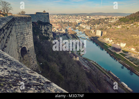 Fluss Doubs Blick von der Zitadelle von Besançon, eine Festung aus dem 17. Jahrhundert, die von Vauban für Louis XIV. UNESCO-Weltkulturerbe. Besançon. Bourgog Stockfoto
