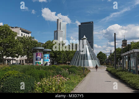 Wolkenkratzer und der U-Bahn Station an der Friedrich Ebert Park in Frankfurt, Deutschland Stockfoto