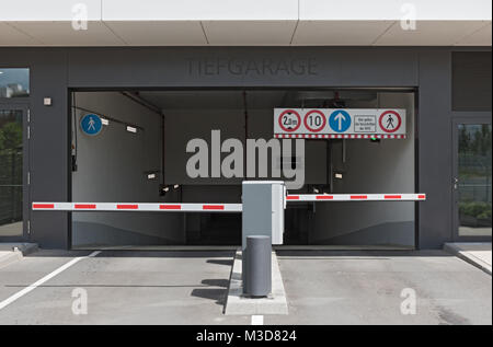 Die Ein- und Ausfahrt der Tiefgarage auf dem Messegelände in Frankfurt am Main, Deutschland Stockfoto