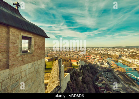 Einen herrlichen Blick auf die Stadt vom Wehrgang der Zitadelle gesehen. Besançon. Doubs. Bourgogne-Franche-Comte. Frankreich. Stockfoto