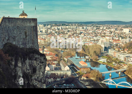 Einen herrlichen Blick auf die Stadt und den Fluss Doubs aus Wehrgang der Zitadelle gesehen. Besançon. Doubs. Bourgogne-Franche-Comte. Frankreich. Stockfoto