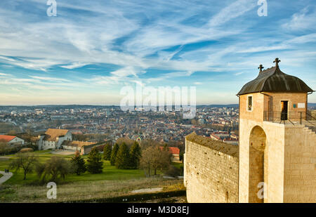 Einen herrlichen Blick auf die Stadt vom Wehrgang der Zitadelle gesehen. Besançon. Doubs. Bourgogne-Franche-Comte. Frankreich. Stockfoto