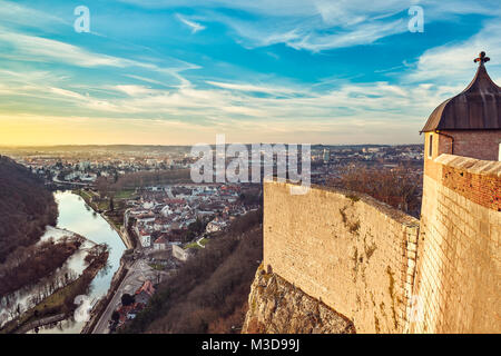 Fluss Doubs und Blick auf die Stadt von der Zitadelle von Besançon, eine Festung aus dem 17. Jahrhundert, die von Vauban für Louis XIV. UNESCO-Weltkulturerbe. Besanço Stockfoto