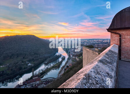 Fluss Doubs und Blick auf die Stadt von der Zitadelle von Besançon, eine Festung aus dem 17. Jahrhundert, die von Vauban für Louis XIV. UNESCO-Weltkulturerbe. Besanço Stockfoto