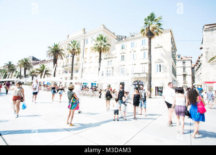 Eine städtische Szene entlang der Promenade in Split, Kroatien im Sommer genommen. Stockfoto