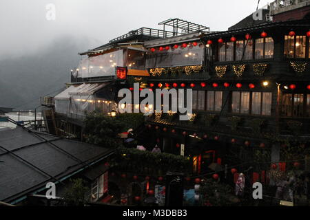 Teehaus in Jiufen, Taiwan an einem regnerischen Nachmittag. Inspiration für die Kulisse von Studio Ghiblis geistem Weg Stockfoto