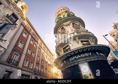 Low Angle View von Grasartigen Gebäude an der Gran Via. Madrid. Spanien. Stockfoto