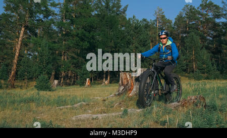 Fat bike auch fatbike oder Fat Tire Bike im Sommer Reiten im Wald. Stockfoto