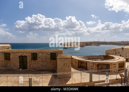 Blick von Fort St. Elmo in Richtung Fort Ricasoli in Valletta, Malta. Stockfoto