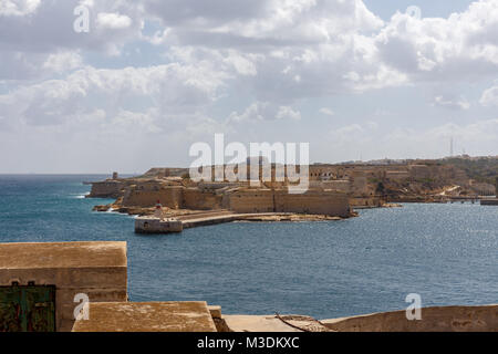 Blick von Fort St. Elmo in Richtung Fort Ricasoli in Valletta, Malta. Stockfoto