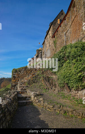 Burg auf einem Hügel in Deutschland. Burg Thurant an der Mosel. Stockfoto