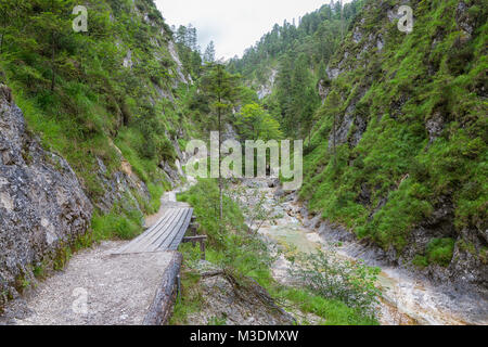 Schlucht mit Torrent und Wanderweg in der Nähe von Berchtesgaden in Deutschland Stockfoto