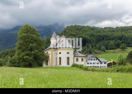 Die bayerischen Alpen in der Nähe von Berchtesgaden mit Kirche in der Nähe von Berchtesgaden in Deutschland Stockfoto