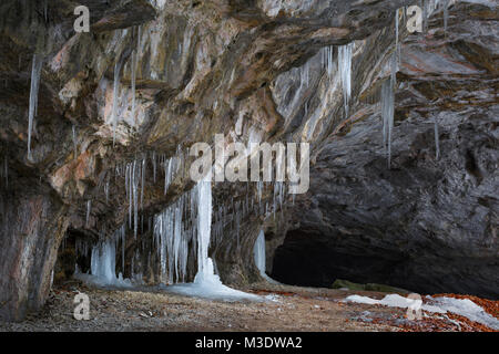 Eisformationen in Mazarna Höhle in Velka Fatra Nationalpark im Norden der Slowakei. Stockfoto