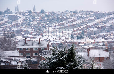 Schneefall auf den Dächern der Häuser in Gedling, Nottinghamshire England Großbritannien Stockfoto