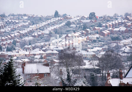 Schneefall auf den Dächern der Häuser in Gedling, Nottinghamshire England Großbritannien Stockfoto