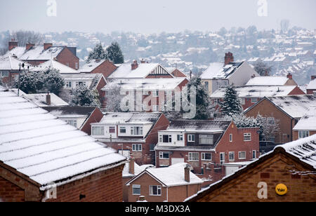 Schneefall auf den Dächern der Häuser in Gedling, Nottinghamshire England Großbritannien Stockfoto