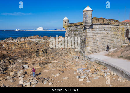 Fort von Sao Francisco do Queijo weiß auch als Schloss des Käse in Porto, Portugal. Hafen von Leixões neuen Cruise Terminal Gebäude im Hintergrund Stockfoto