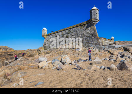 Blick vom Strand auf das Meer Atlancit Fort von Sao Francisco do Queijo weiß auch als Schloss des Käse in Porto, die zweitgrößte Stadt in Portugal Stockfoto