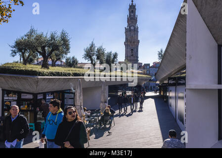 Glockenturm der Kirche von Geistlichen namens Clerigos Turm in Porto, die zweitgrößte Stadt in Portugal von Lissabon Platz gesehen Stockfoto