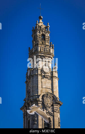 Glockenturm der Kirche von Geistlichen namens Clerigos Turm in Porto, die zweitgrößte Stadt in Portugal auf der Iberischen Halbinsel Stockfoto