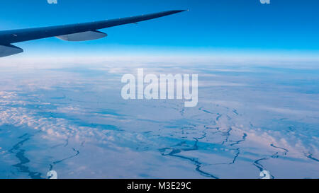 Luftaufnahme von gefrorenen See über der Arktis Stockfoto