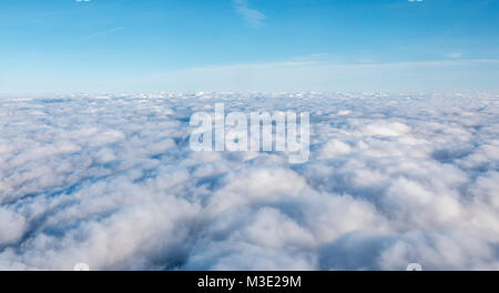 Weiße Wolken, die mit blauen Himmel über Stockfoto