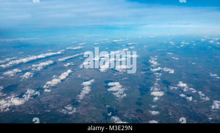 Luftaufnahme von Wolken ausgerichtet in Leitungen mit Windenergieanlagen auf dem Boden Stockfoto