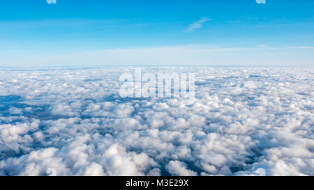 Luftaufnahme von Wolken auf das Horizoin mit Stadt spähen durch Stockfoto