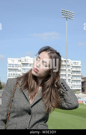 Ein schönes Mädchen mit einem maßgeschneiderten stilvolle gemusterten Anzug ist in einem Cricket Ground an einem schönen hellen Tag - sie ist zuversichtlich und durchsetzungsfähige Stockfoto