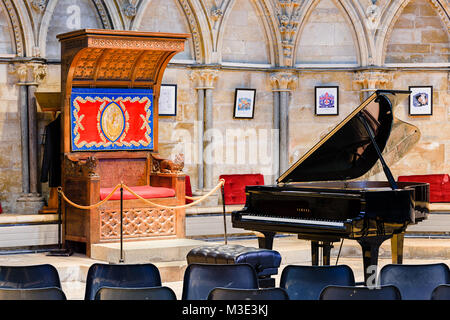 Piano vor einem Thron mit einem Wandteppich von Maria und Jesus ist ein Beispiel für religiöse Kunst im Kapitel Haus an der mittelalterlichen Kathedrale von Lincoln, E Stockfoto