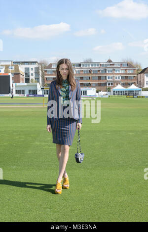 Ein schönes Mädchen mit einem maßgeschneiderten stilvolle gemusterten Anzug ist in einem Cricket Ground an einem schönen hellen Tag - sie ist zuversichtlich und durchsetzungsfähige Stockfoto