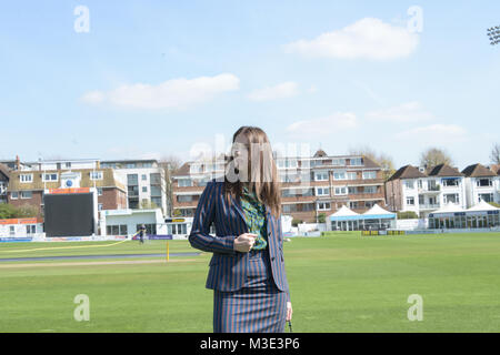 Ein schönes Mädchen mit einem maßgeschneiderten stilvolle gemusterten Anzug ist in einem Cricket Ground an einem schönen hellen Tag - sie ist zuversichtlich und durchsetzungsfähige Stockfoto