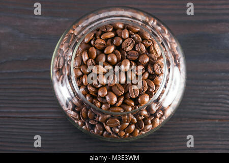 Kaffee Bohnen im Glas auf einem dunklen Hintergrund Stockfoto