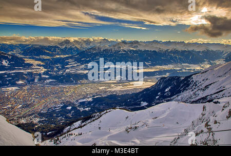 INNSBRUCK, Österreich - 26. Januar: (Anmerkung des Editors: Das HDR-Bild digital zusammengesetzten gewesen.) Innsbruck und die Alpen sind vom Berg Hafelekar am Januar 26, 2018 in Innsbruck, Österreich. Stockfoto