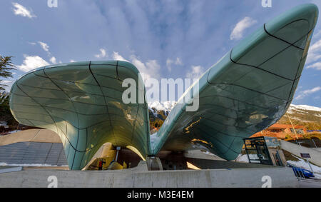 INNSBRUCK, Österreich - 26. Januar: (Anmerkung des Editors: belichtungsspielraum dieses Bild hat Digital erhöht.) Der Bahnhof der Hungerburgbahn (Seilbahn) Hungerburg ist auf der Hungerburg gesehen, am 26. Januar 2018 in Innsbruck, Österreich. Die neuen Hungerburg Standseilbahn wurde von der Star-Architektin Zaha Hadid entworfen und wurde offiziell 2007 eröffnet Stockfoto