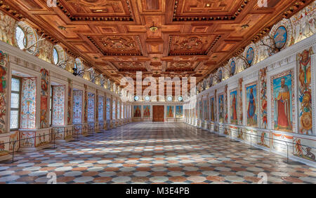 INNSBRUCK, Österreich - Januar 27: (Anmerkung des Editors: Das HDR-Bild digital zusammengesetzten worden.) Der spanische Saal (in Deutsch: Neuhausen Saal) ist am Schloss Ambras gesehen (auf Deutsch: scloß Schloss Ambras) am 27. Januar 2018 in Innsbruck, Österreich. Stockfoto