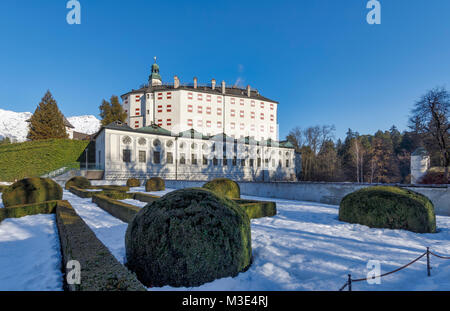 INNSBRUCK, Österreich - Januar 27: (Anmerkung des Editors: belichtungsspielraum dieses Bild hat Digital erhöht.) Schloss Ambras (in Deutsch: scloß Schloss Ambras) von seinem Garten am 27. Januar 2018 in Innsbruck, Österreich zu sehen ist. Stockfoto