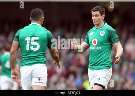 Irlands Johnny Sexton (rechts) und Rob Kearney während der NatWest 6 Nationen Match im Aviva Stadium, Dublin. Stockfoto