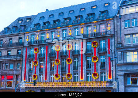 Köln, Deutschland - 15. Dezember 2017: Weihnachten Dekoration auf der Fassade des Excelsior Hotel Ernst Stockfoto