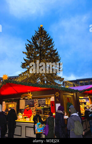 Köln, Deutschland - Dezember 15, 2017: Weihnachtsmarkt in der Nähe der Dom in Köln Deutschland in der Abendsonne Stockfoto