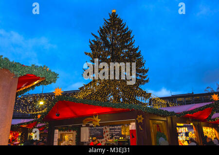 Köln, Deutschland - Dezember 15, 2017: Weihnachtsmarkt in der Nähe der Dom in Köln Deutschland in der Abendsonne Stockfoto