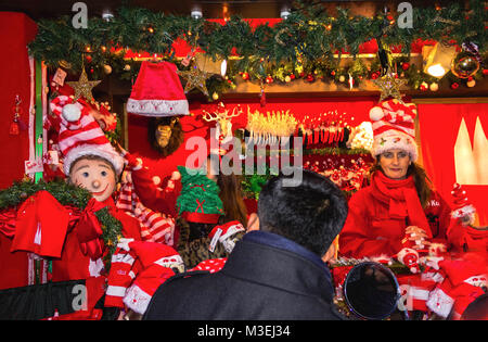 Köln, Deutschland - Dezember 15, 2017: Weihnachtsmarkt in der Nähe der Dom in Köln Deutschland in der Abendsonne Stockfoto