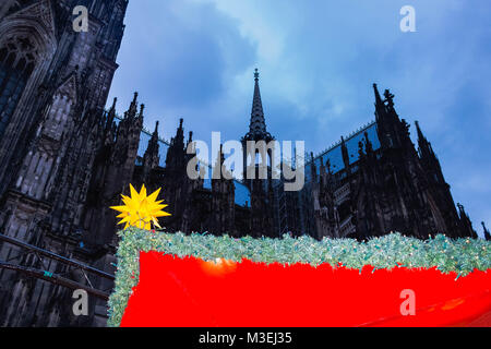 Weihnachtsmarkt in der Nähe der Dom in Köln Deutschland in der Abendsonne Stockfoto