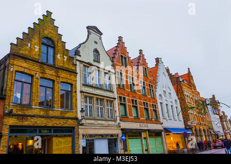 Brügge, Belgien - 13 Dezember, 2017: Die Menschen am Marktplatz gehen Stockfoto