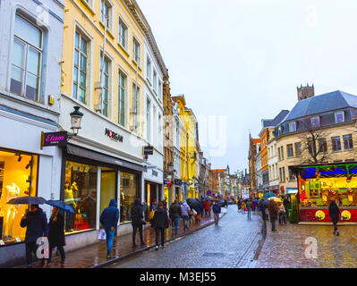 Brügge, Belgien - 13 Dezember, 2017: Die Menschen am Marktplatz gehen Stockfoto