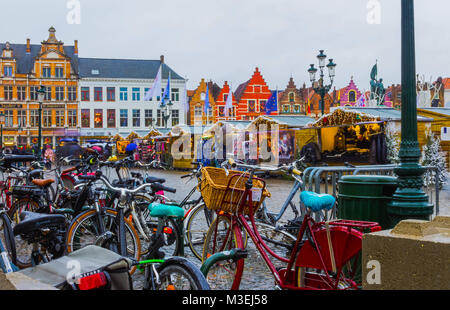 Brügge, Belgien - 13 Dezember, 2017: Die Menschen am Marktplatz gehen Stockfoto