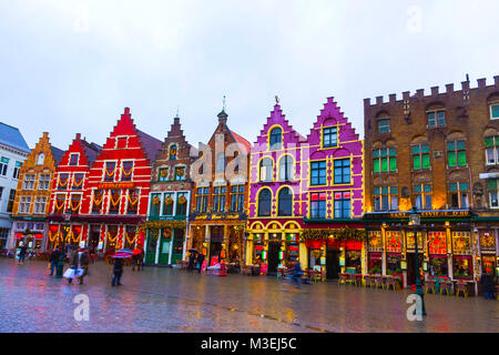 Brügge, Belgien - 13 Dezember, 2017: Die Menschen am Marktplatz gehen Stockfoto