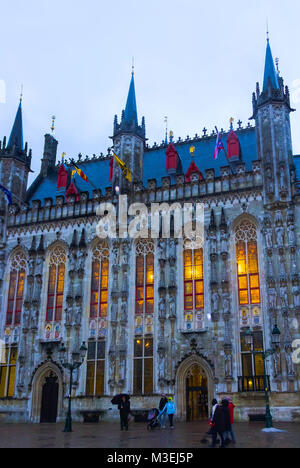 Brügge, Belgien - 13 Dezember, 2017: Die Menschen am Marktplatz gehen Stockfoto